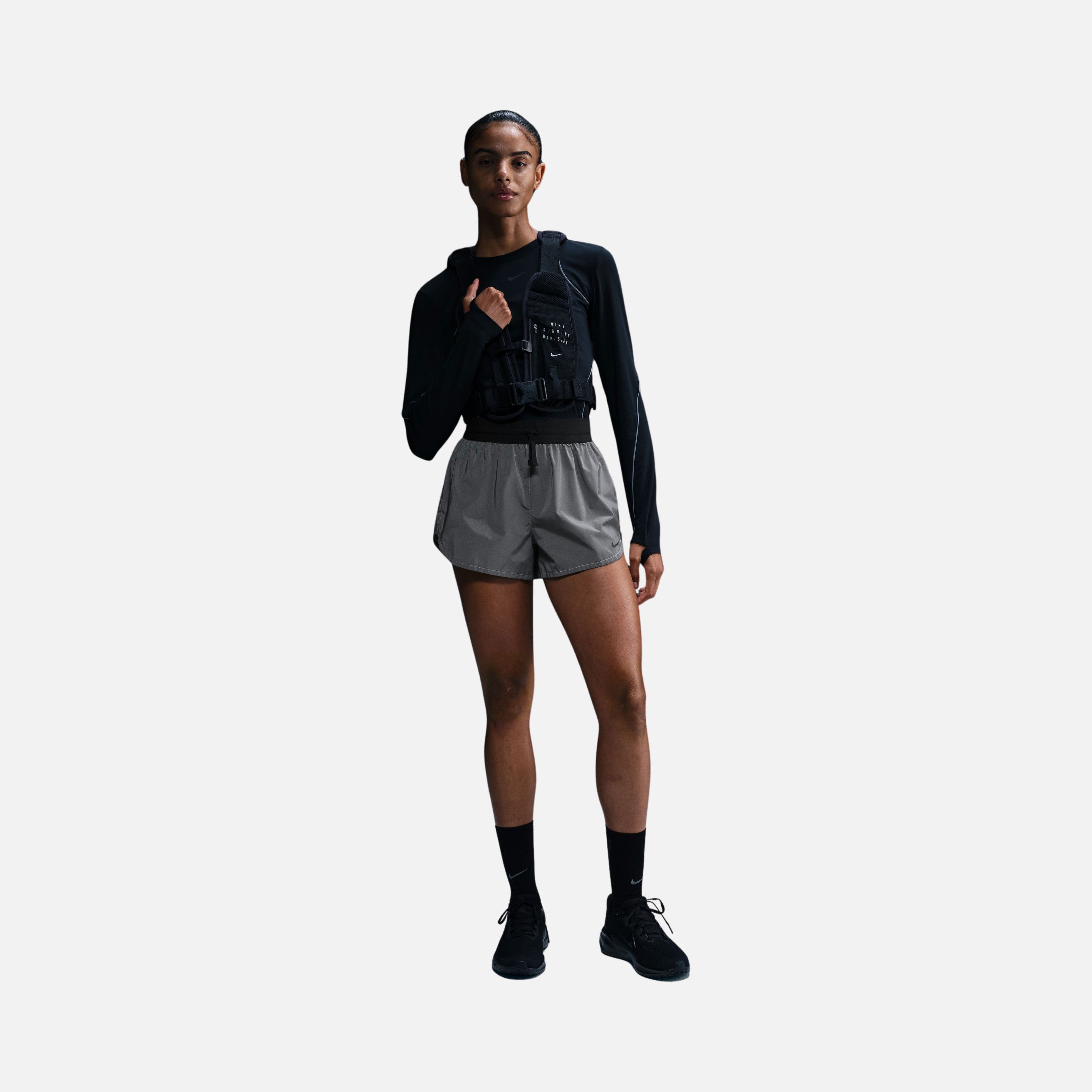 Nike Run Division 7.5cm (approx.) Mid Rise Unlined Reflective Running Kadın Şort