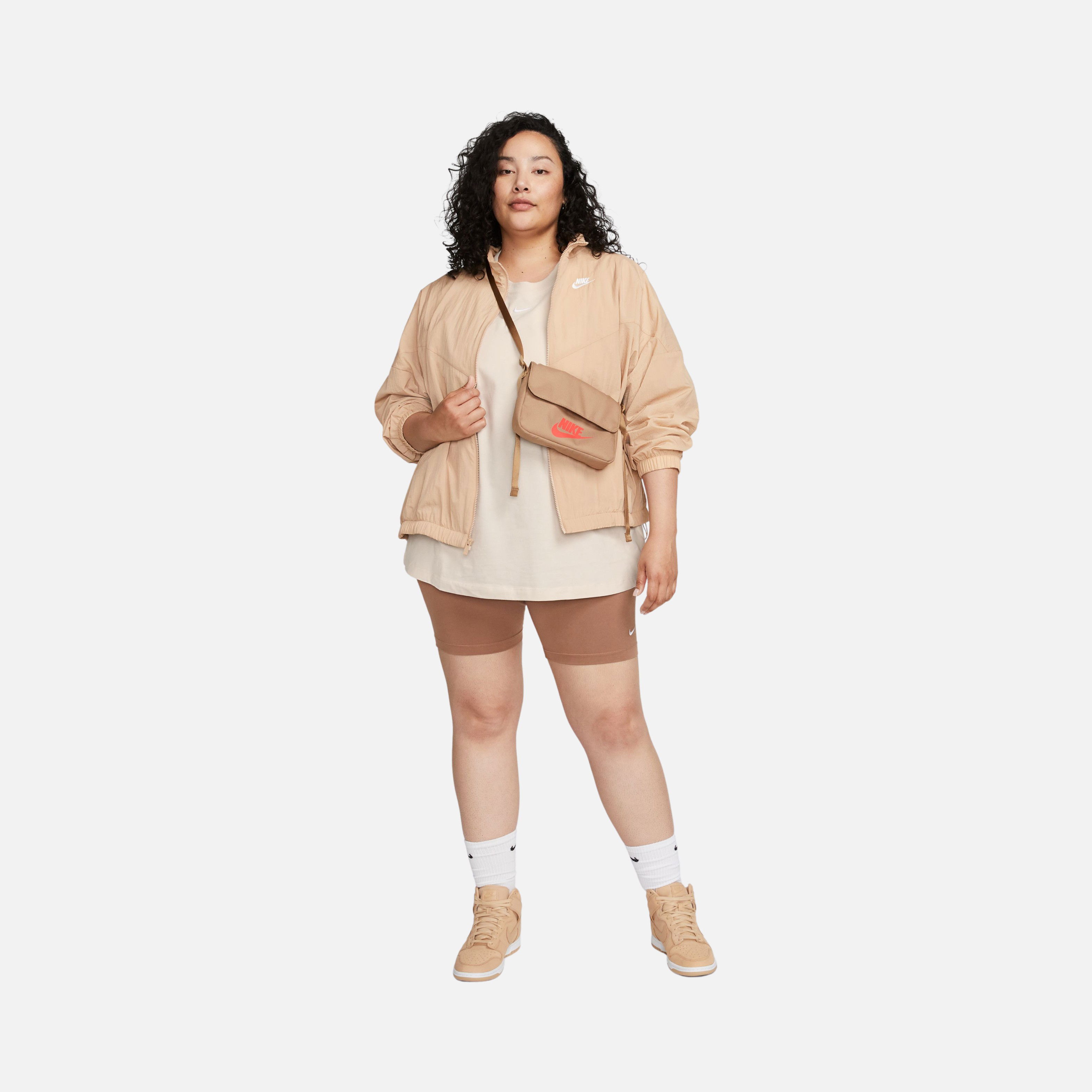 Nike Sportswear Essential Relaxed Fit Short-Sleeve (Plus Size) Kadın Tişört