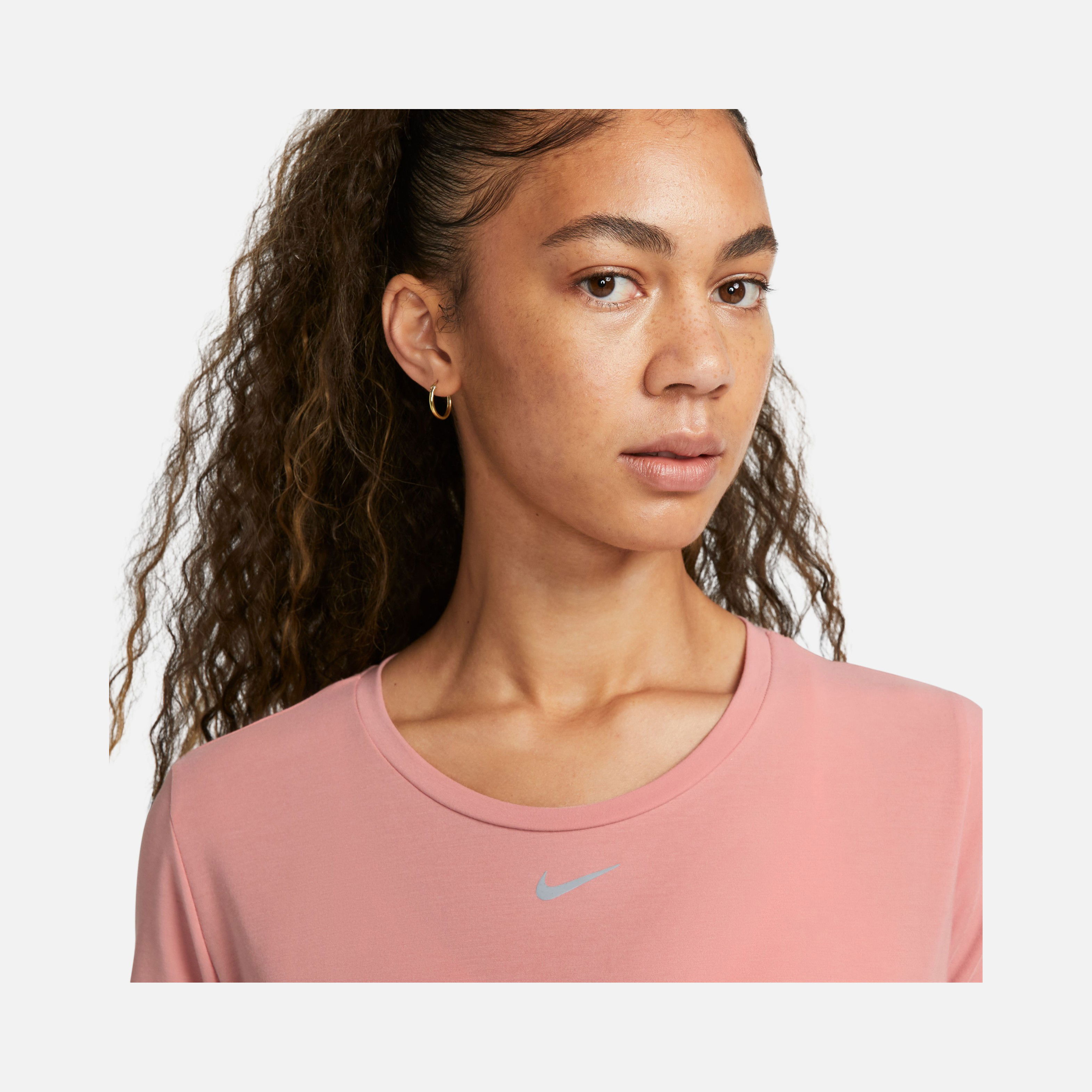 Nike Dri-Fit One Luxe Standard Fit Short-Sleeve Kadın Tişört