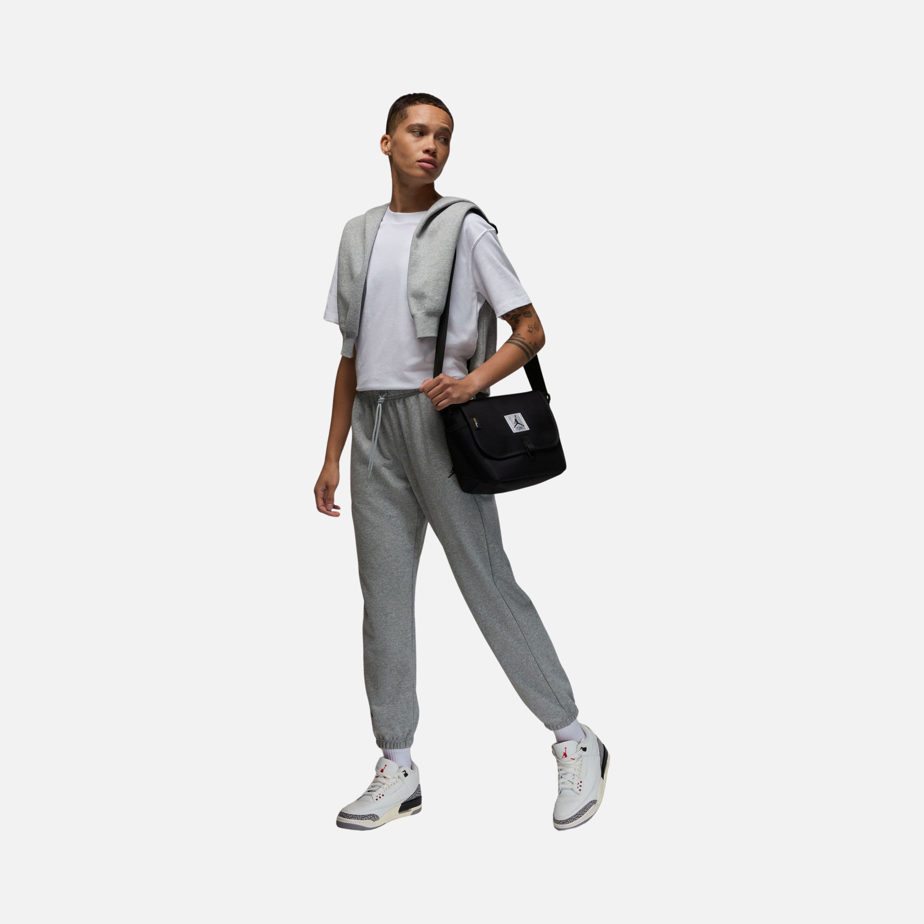 Nike Jordan Essentials Graphic Core 23 Relaxed Fit Short-Sleeve Kadın Tişört