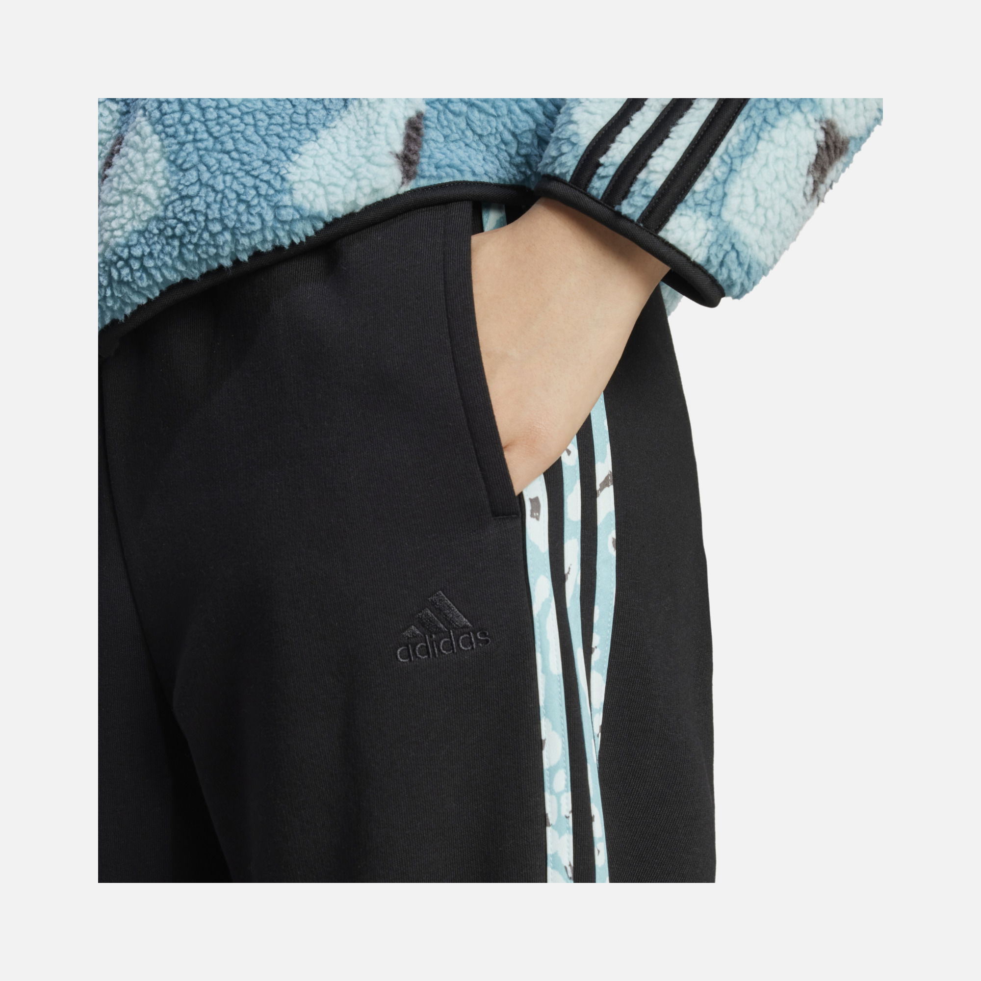 adidas Sportswear Essentials 3-Stripes Animal-Print 7/8 Kadın Eşofman Altı