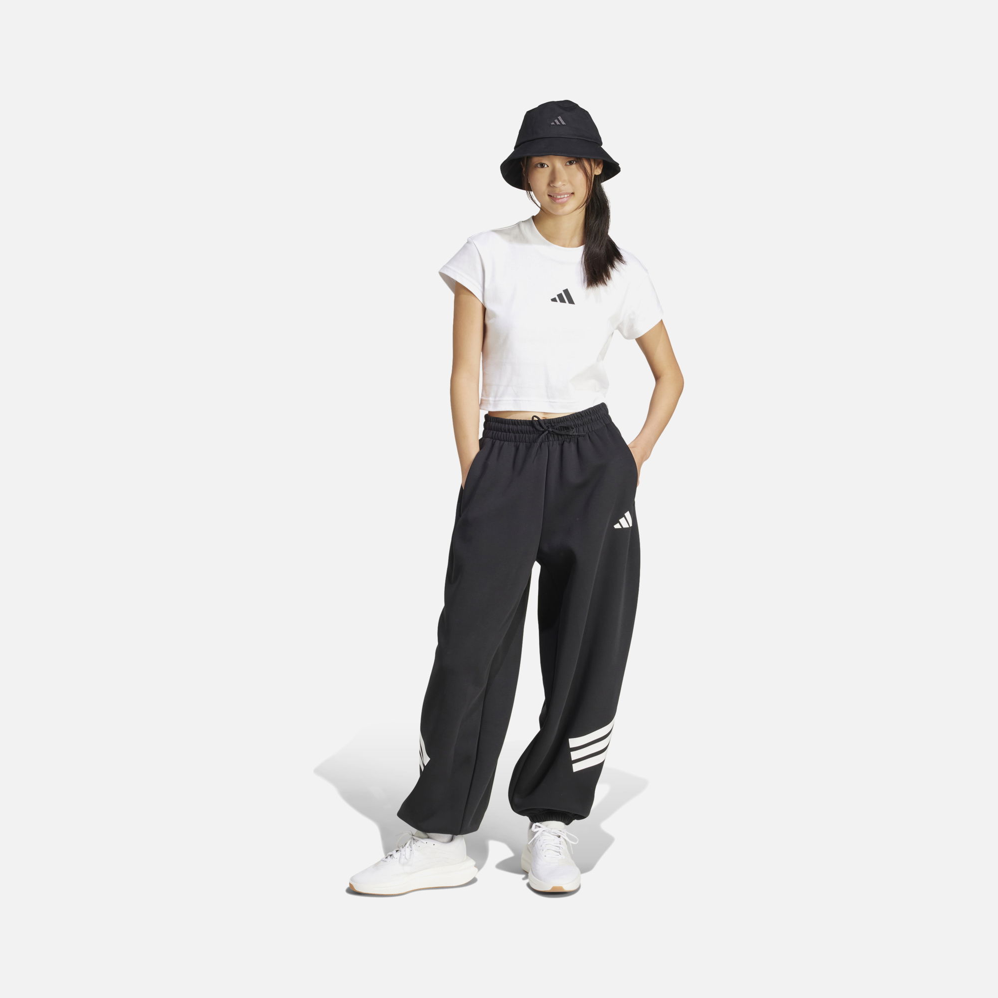 adidas Future Icons Small Logo Graphic Slim Cut Cropped Short-Sleeve Kadın Tişört
