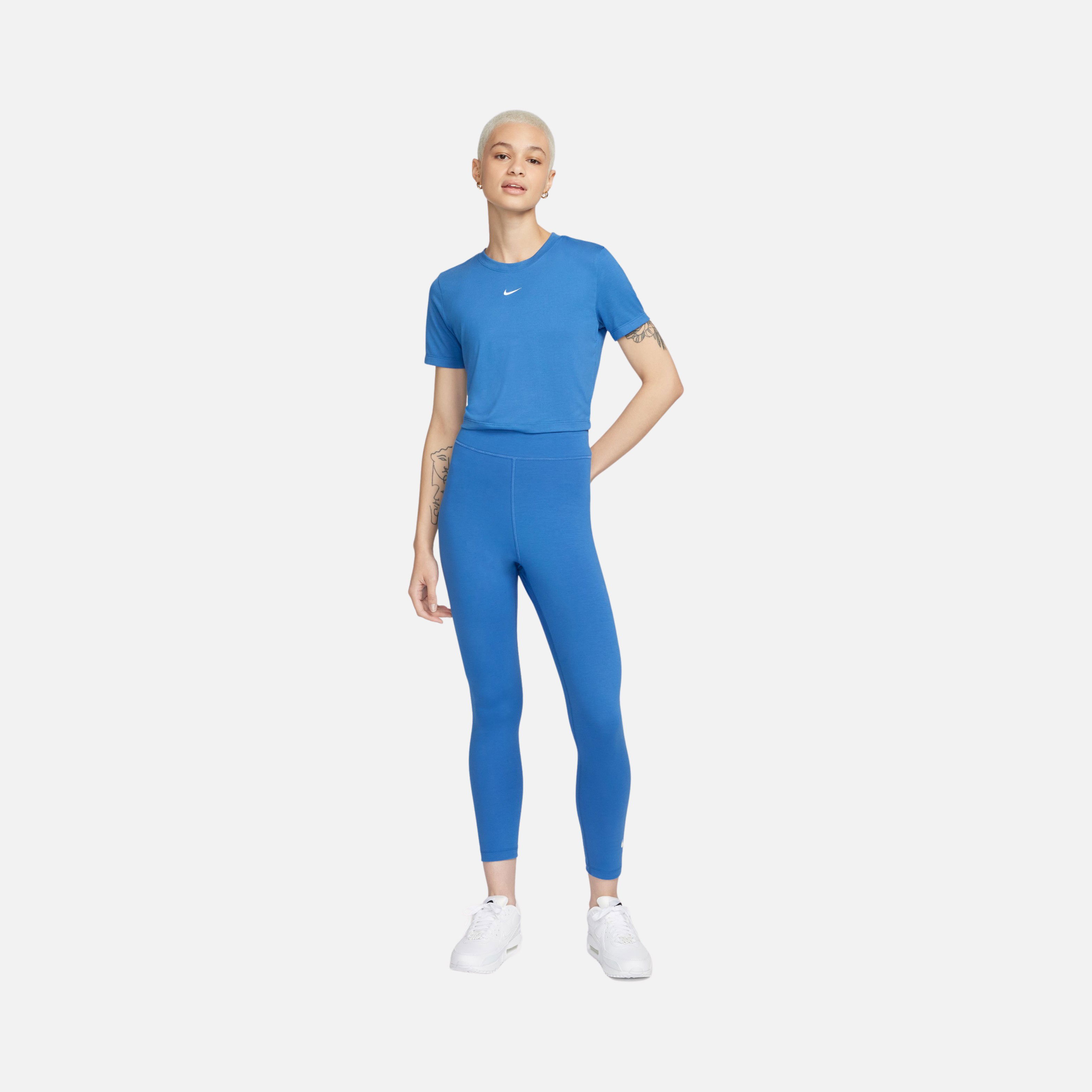 Nike Sportswear Essential Slim-Fit Cropped Short-Sleeve Kadın Tişört