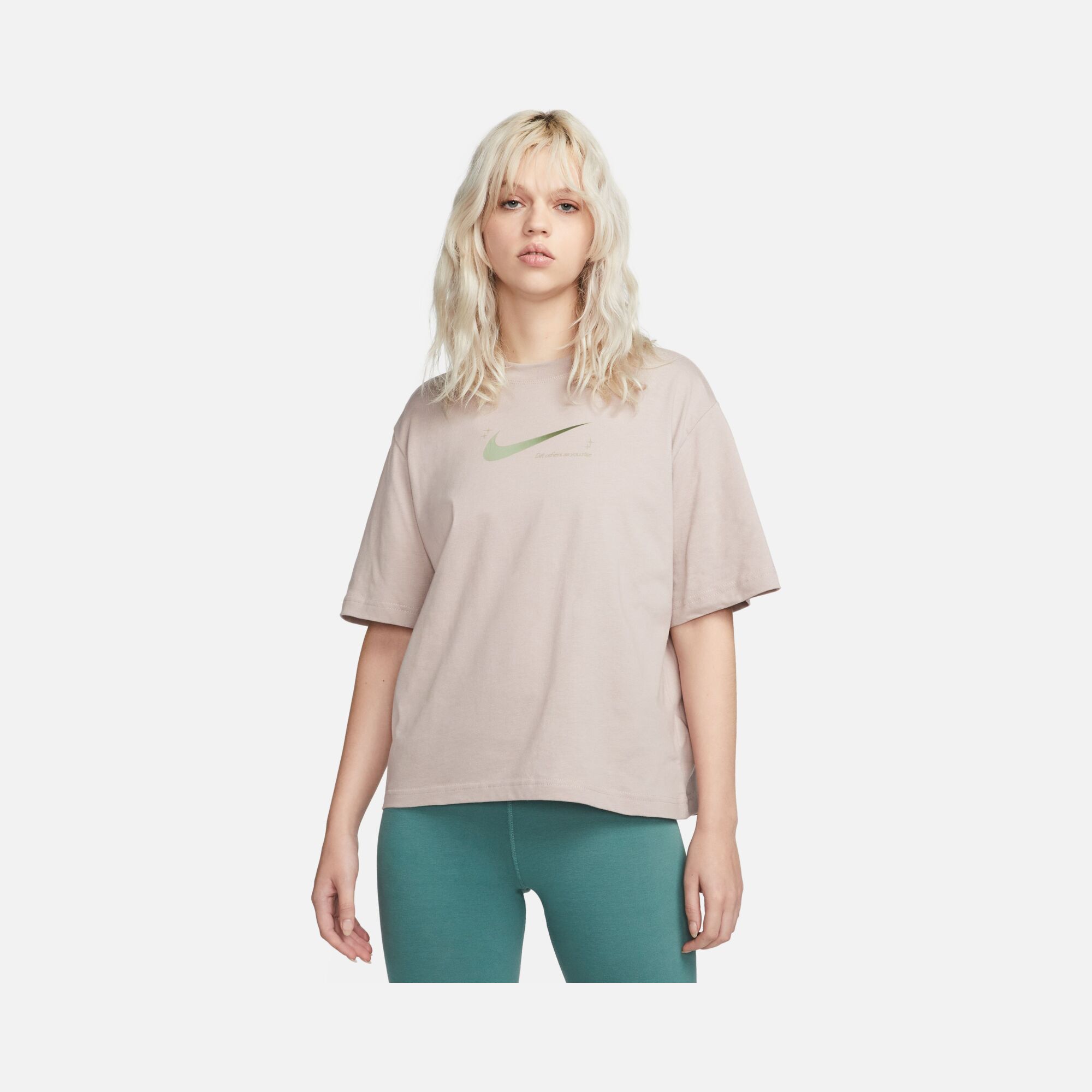 Nike Sportswear ''Lift Others as Your Rise'' 3 Boxy Short-Sleeve Kadın Tişört