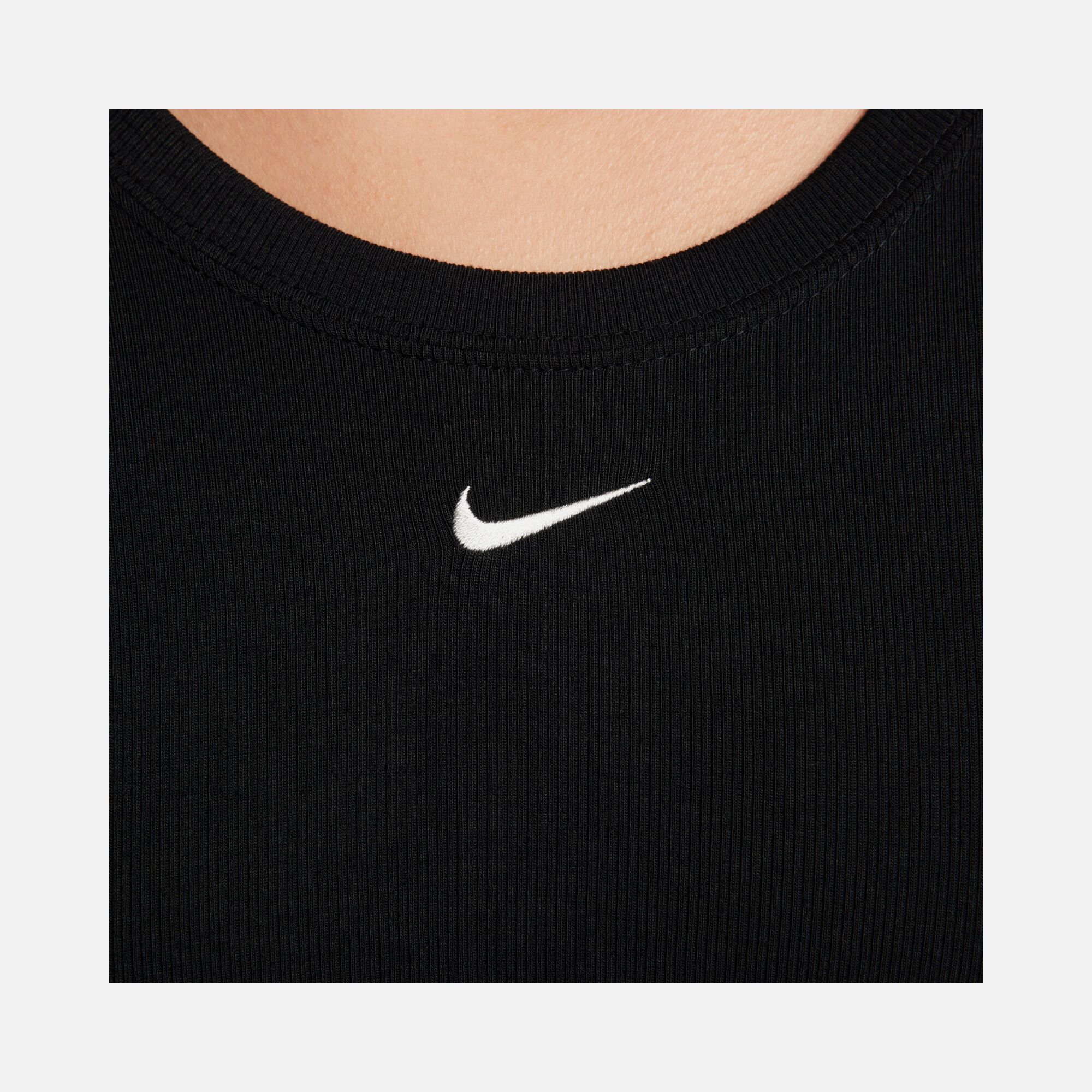 Nike Sportswear Chill Knit Tight Scoop-Back Mini-Rib Short-Sleeve Kadın Tişört