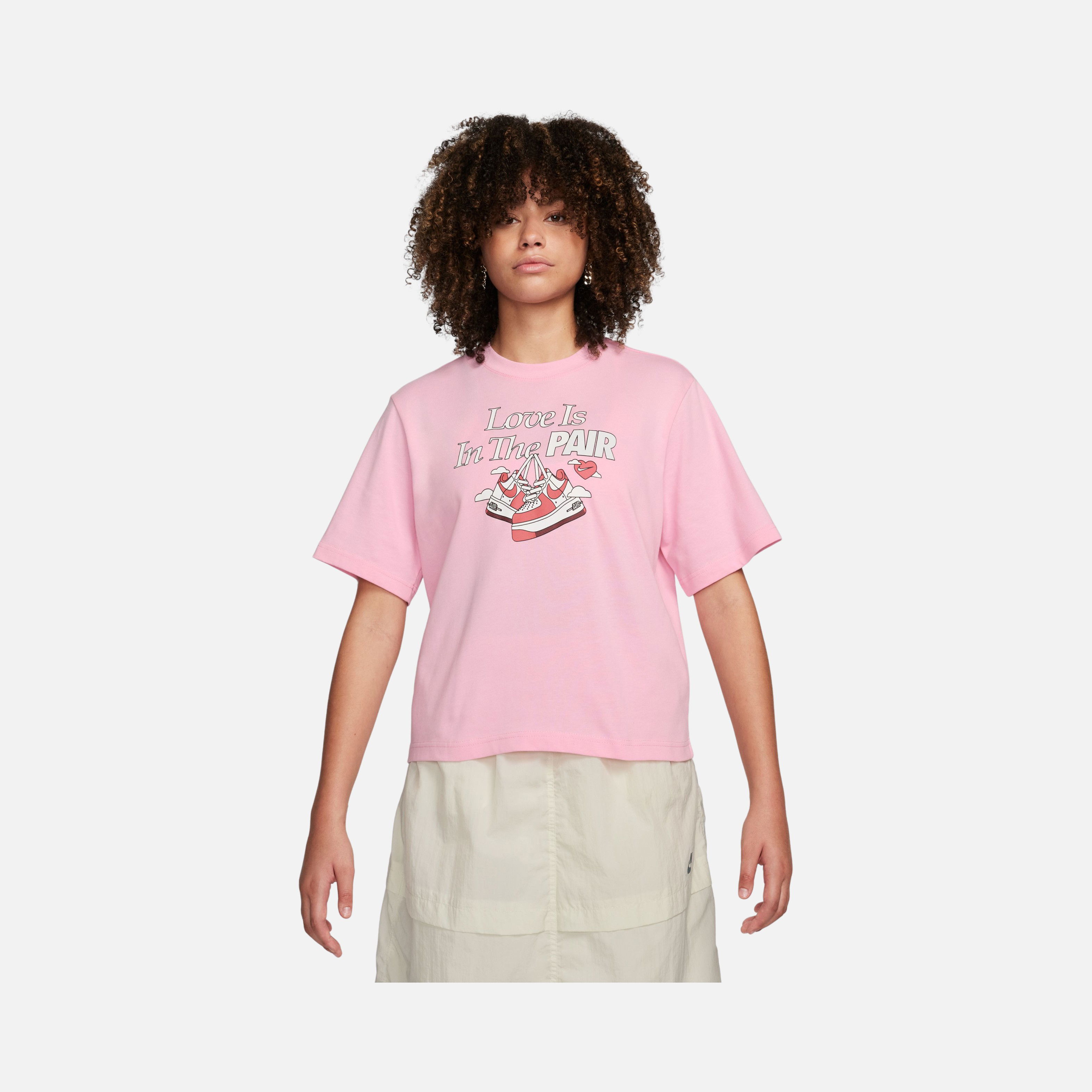 Nike Sportswear ''Love is in the Couple'' Graphic Oc 1 Boxy Vday Short-Sleeve Kadın Tişört