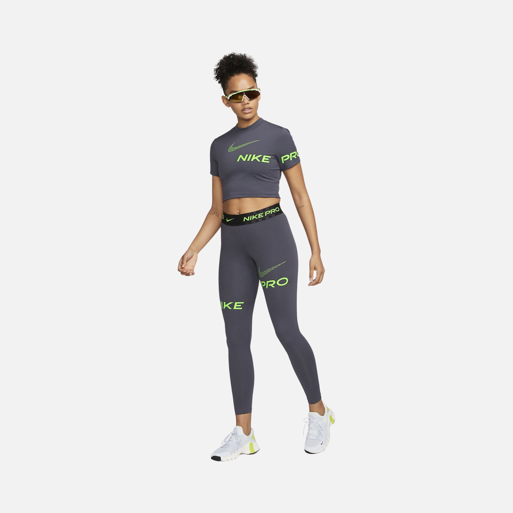 Nike Pro Dri-Fit Cropped Graphic Training Short-Sleeve Kadın Tişört