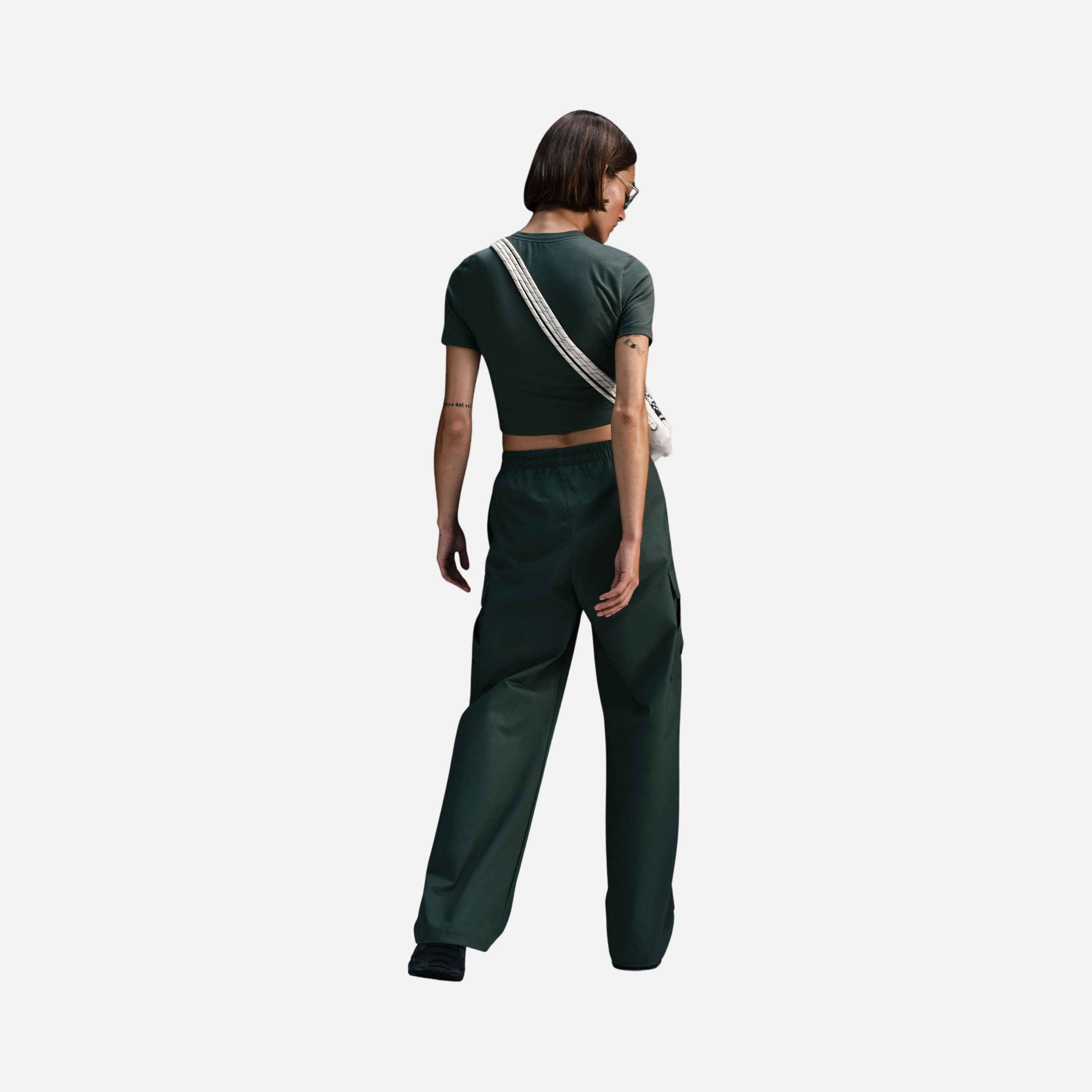 Nike Sportswear Essential Slim-Fit Cropped Short-Sleeve Kadın Tişört