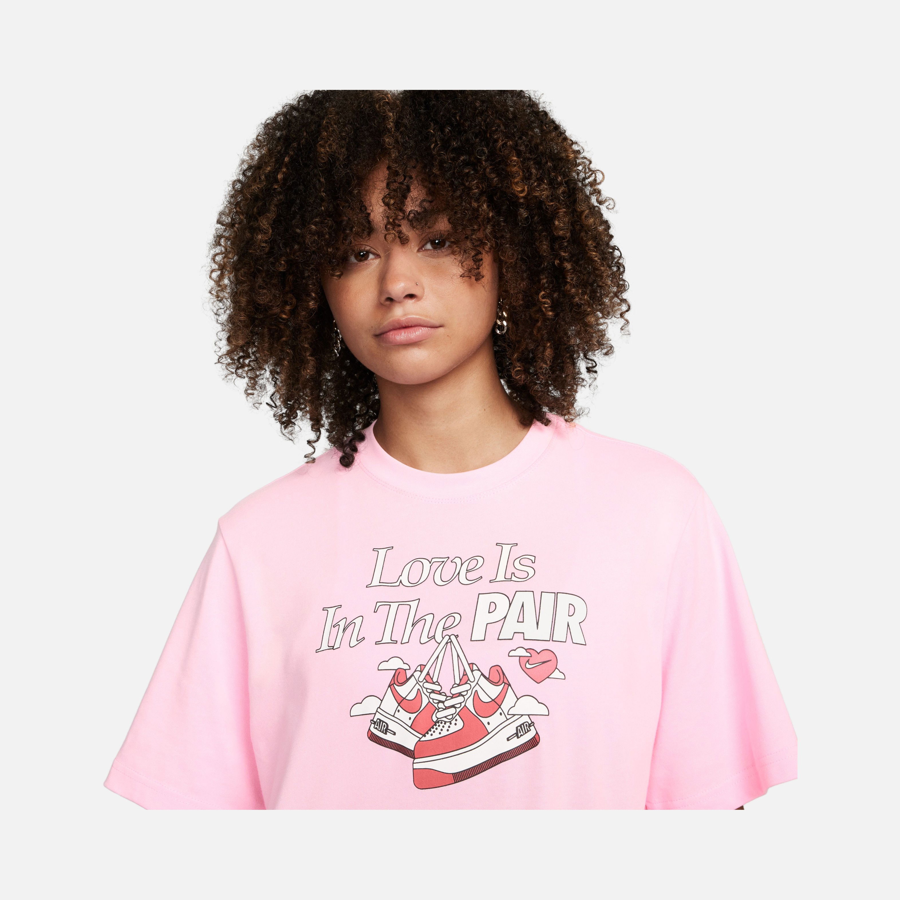 Nike Sportswear ''Love is in the Couple'' Graphic Oc 1 Boxy Vday Short-Sleeve Kadın Tişört