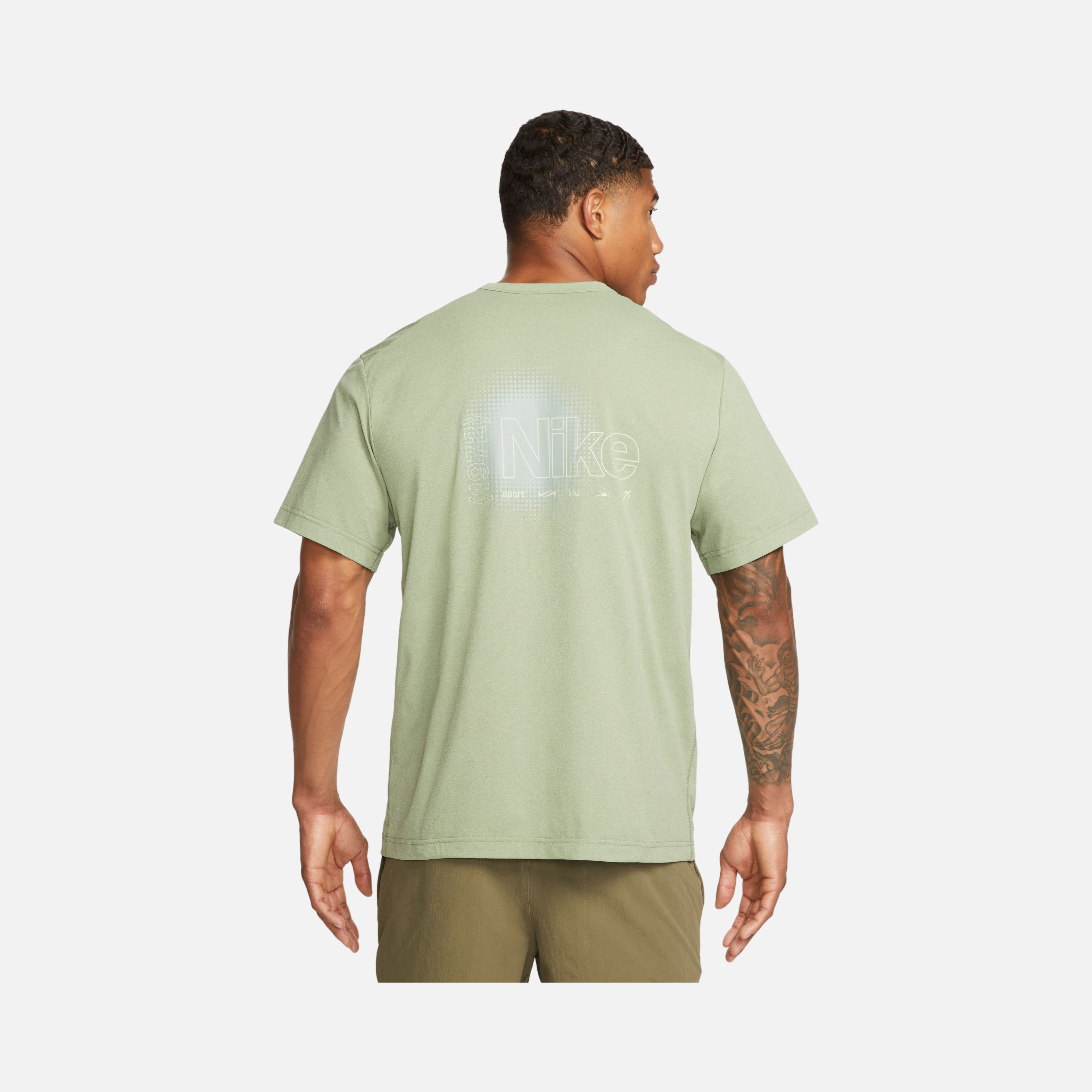 Nike Dri-Fit UV Hyverse Fitness Short-Sleeve Erkek Tişört