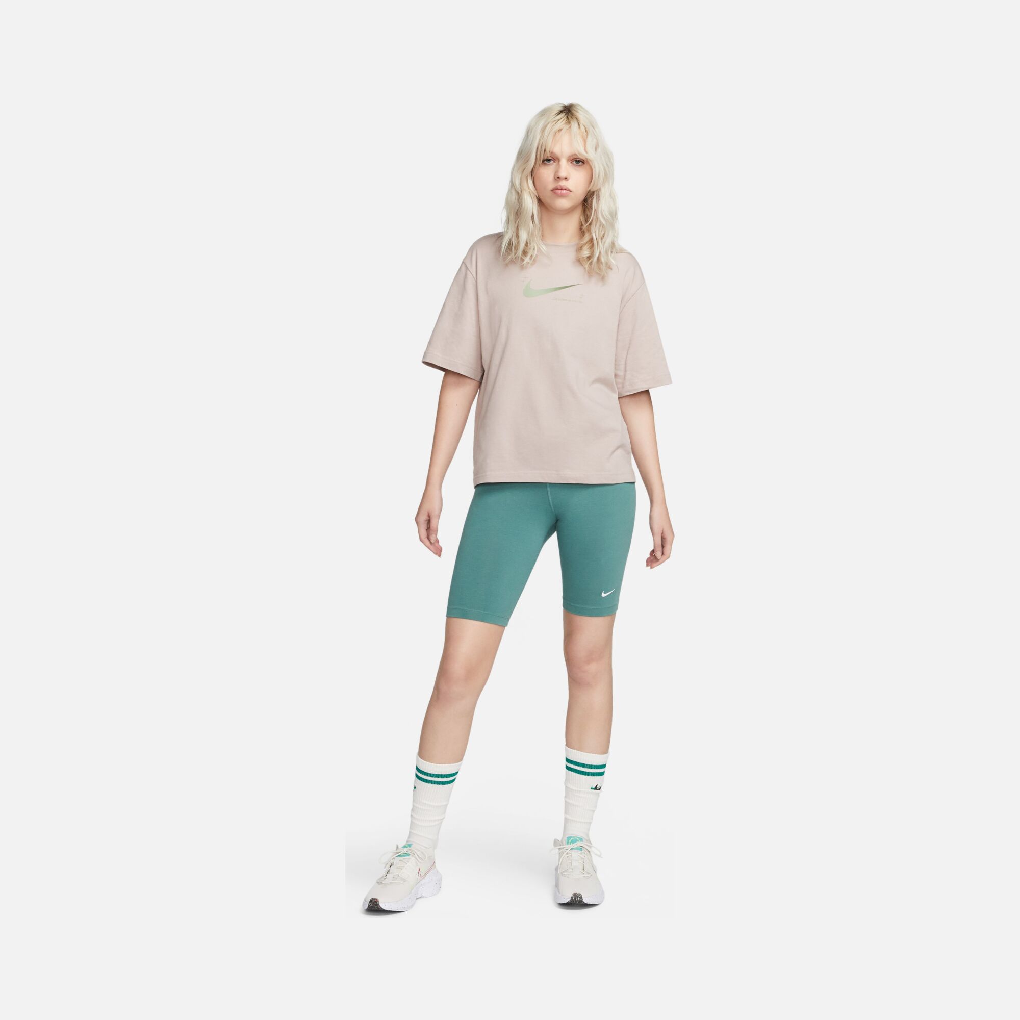 Nike Sportswear ''Lift Others as Your Rise'' 3 Boxy Short-Sleeve Kadın Tişört