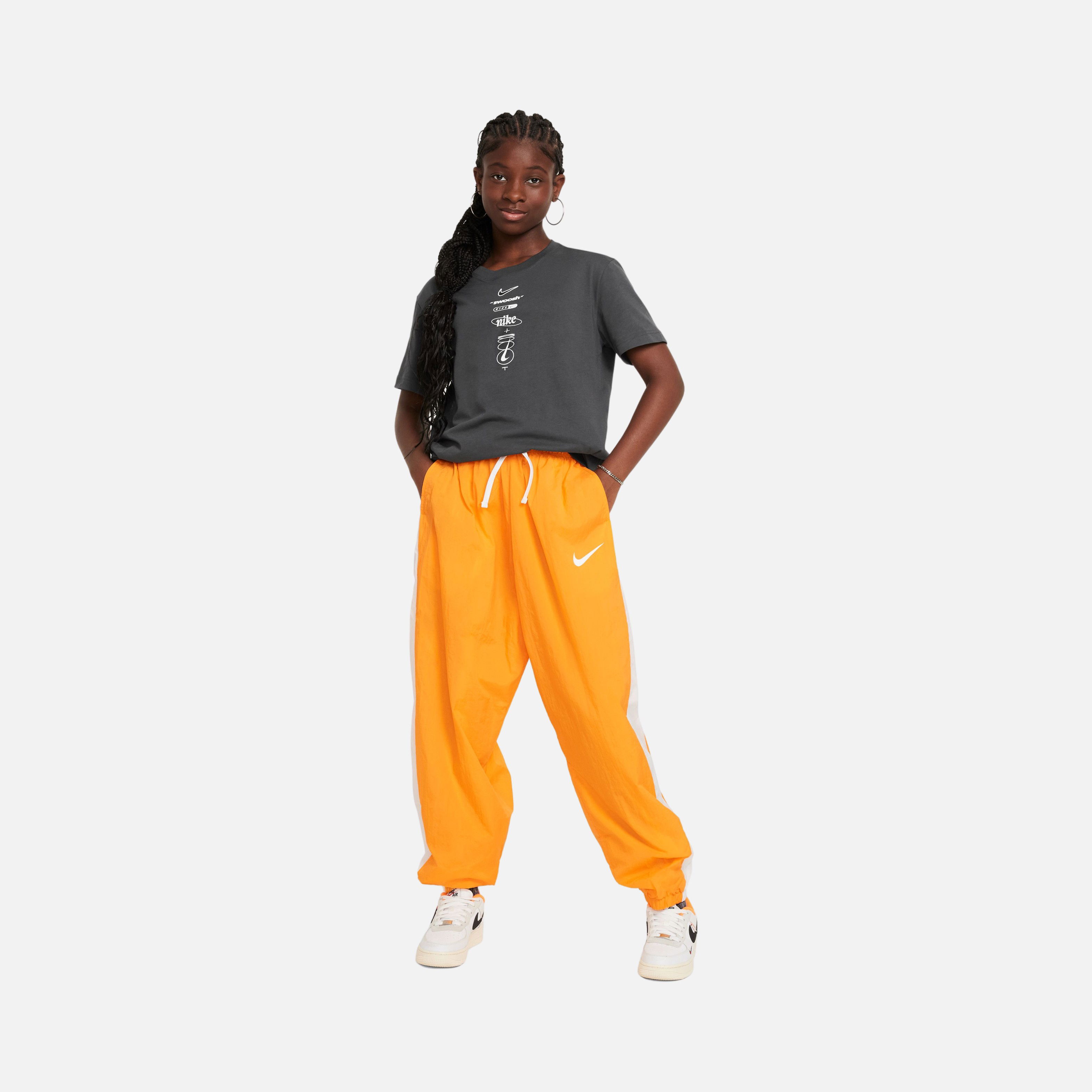 Nike Sportswear Swoosh Graphic Boyfriend Short-Sleeve (Girls') Çocuk Tişört