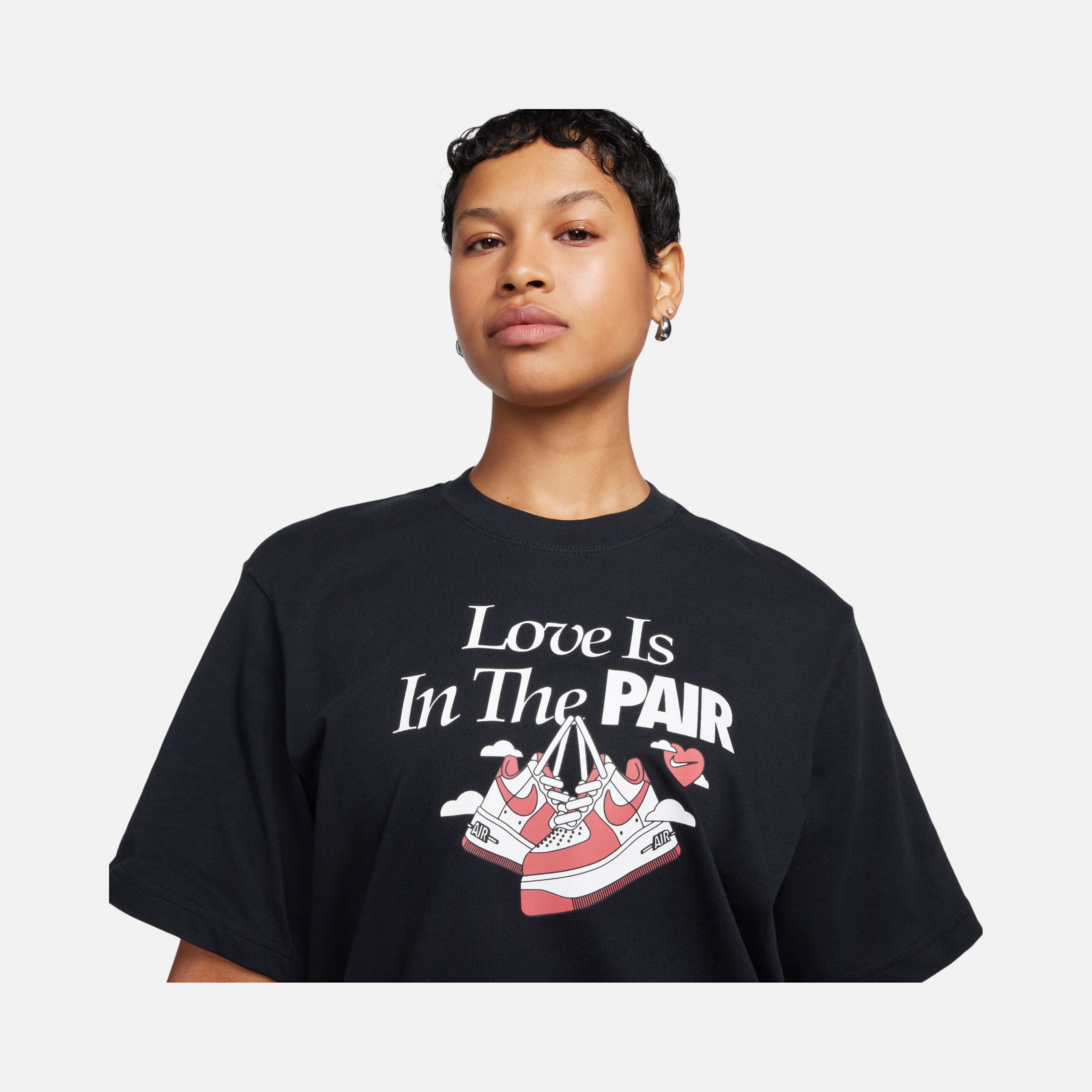 Nike Sportswear ''Love is in the Couple'' Graphic Oc 1 Boxy Vday Short-Sleeve Kadın Tişört