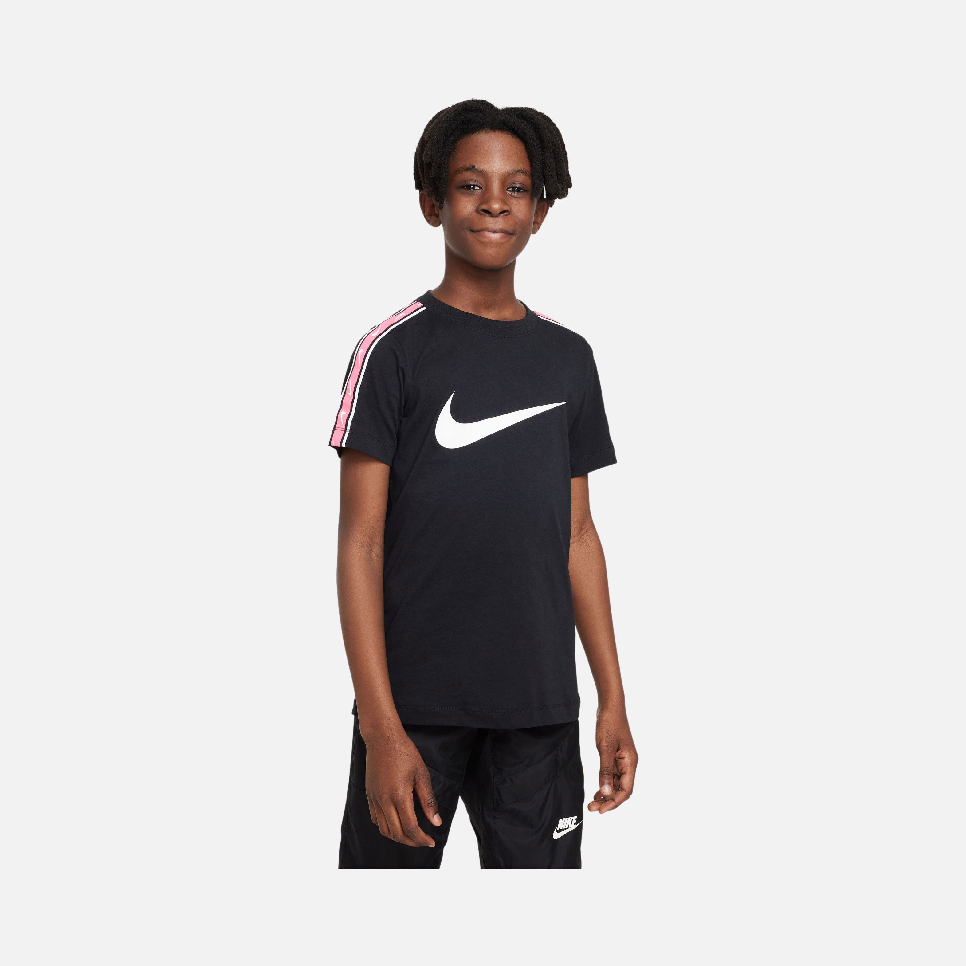 Nike Sportswear Repeat Older (Boys') Short-Sleeve Çocuk Tişört